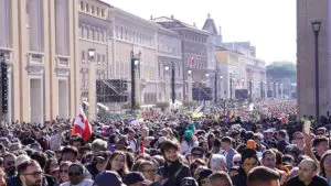 fedeli in Piazza San Pietro