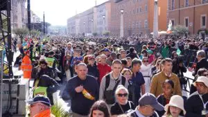 fedeli in Piazza San Pietro (2)