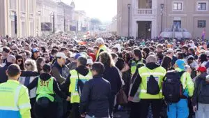 fedeli in Piazza San Pietro