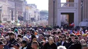fedeli in Piazza San Pietro