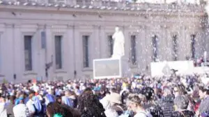 fedeli in Piazza San Pietro
