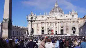 fedeli in Piazza San Pietro