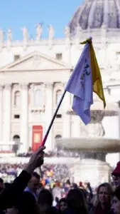 fedeli in Piazza San Pietro