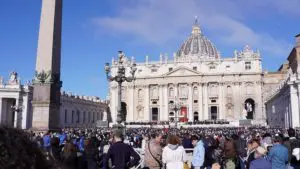fedeli in Piazza San Pietro