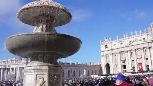 fedeli in Piazza San Pietro
