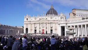 fedeli in Piazza San Pietro