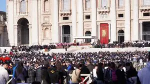 fedeli in Piazza San Pietro