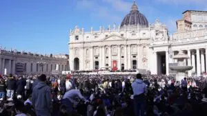 fedeli in Piazza San Pietro