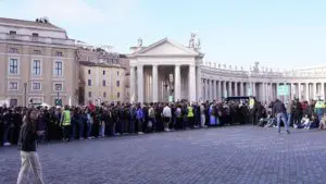 fedeli in Piazza San Pietro
