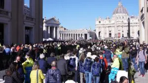 fedeli in Piazza San Pietro