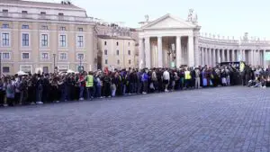 fedeli in Piazza San Pietro