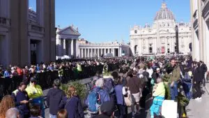 fedeli in Piazza San Pietro