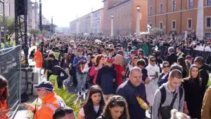 fedeli in Piazza San Pietro