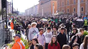 fedeli in Piazza San Pietro
