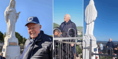 Podbrodo accanto alla statua della Regina della Pace Medjugorje