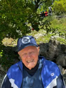 P Livio alla croce blu Medjugorje (1)