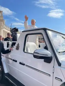 Papa Leone in Papa mobile