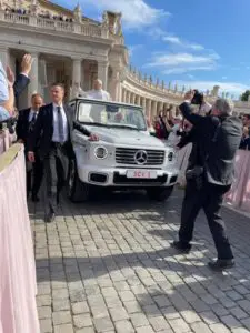 Papa Leone in Papa mobile