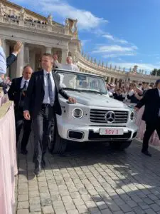 Papa Leone in Papa mobile