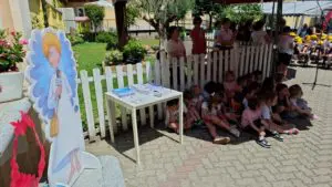 Rosario con gli studenti Radio Maria