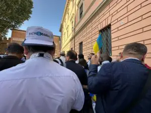 i sacerdoti Direttori delle Radio Maria dai vari continenti in attesa di entrare in piazza San Pietro per la Celebrazione della Santa Messa presieduta da Papa Leone