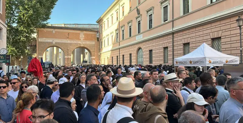 i sacerdoti Direttori delle Radio Maria dai vari continenti in attesa di entrare in piazza San Pietro per la Celebrazione della Santa Messa presieduta da Papa Leone