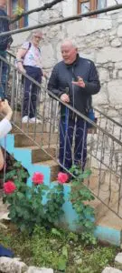 P Livio 22 Maggio Medjugorje Padre Livio pellegrinaggio personalecasa paterna di Vicka (4)
