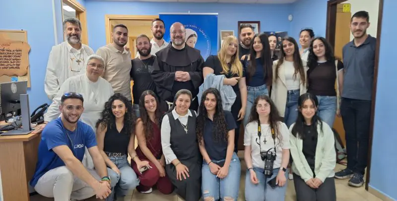 Gruppo di universitari nella sede di Radio Maria a Nazareth - Terrasanta