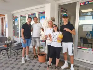 pellegrini nella sede di radio maria