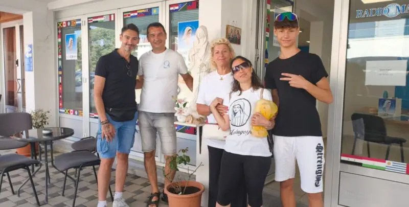 pellegrini nella sede di radio maria