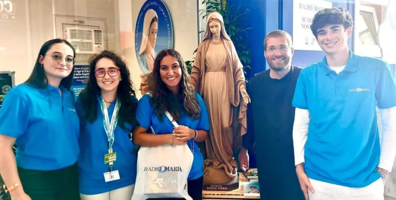 Gruppo giovani accoglienza Rimini Meeting Radio Maria