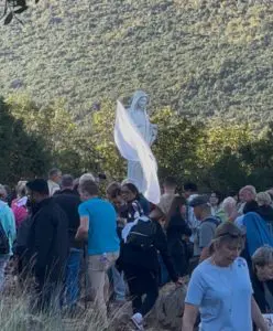 P Livio davanti alla Regina della Pace Podbrdo (1)