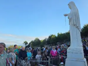 P Livio davanti alla Regina della Pace Podbrdo (11)