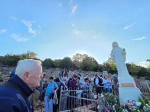P Livio davanti alla Regina della Pace Podbrdo (4)