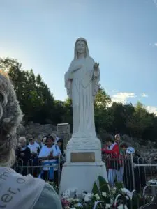 P Livio davanti alla Regina della Pace Podbrdo (5)