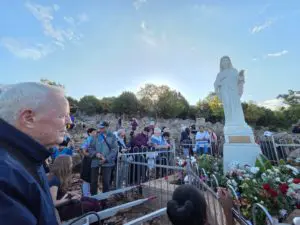 P Livio davanti alla Regina della Pace Podbrdo (6)