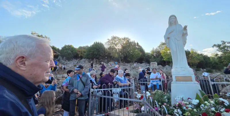 P Livio davanti alla Regina della Pace Podbrdo (1)