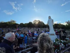 P Livio davanti alla Regina della Pace Podbrdo (7)