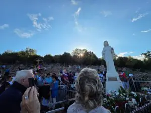 P Livio davanti alla Regina della Pace Podbrdo (8)