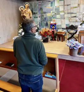 Venerazione reliquia Carlo Acutis Cappella Radio Maria 2 ottobre (1)