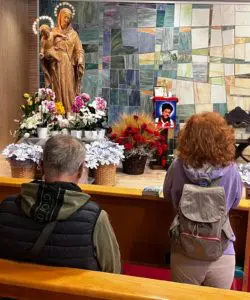 Venerazione reliquia Carlo Acutis cappella di Radio Maria 131025