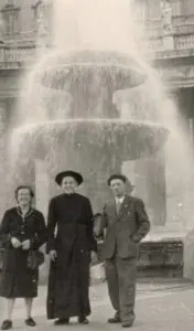 un giovane P. Livio in Piazza San Pietro con i genitori, durante il suo soggiorno a Roma per gli studi di filosofia e teologia 1957/1966