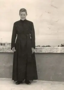 un giovane P. Livio in Piazza San Pietro con i genitori, durante il suo soggiorno a Roma per gli studi di filosofia e teologia 1957/1966