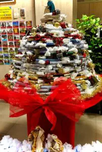 albero di Natale di Radio Maria con i libri del Direttore Padre Livio