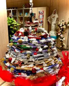 albero di Natale di Radio Maria con i libri del Direttore Padre Livio