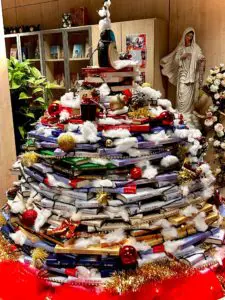 albero di Natale di Radio Maria con i libri del Direttore Padre Livio