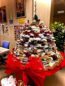 albero di Natale di Radio Maria con i libri del Direttore Padre Livio