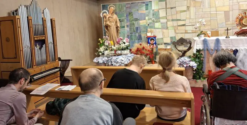 Gruppo di ammalati delle Suore Ospedaliere di Albese ( Como ) in preghiera poco fa nella nostra Cappella