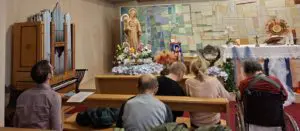 Gruppo di ammalati delle Suore Ospedaliere di Albese ( Como ) in preghiera poco fa  nella nostra Cappella