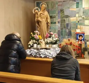 Venerazione reliquia San Carlo Acutis Cappella Radio Maria 14022026 (1)
